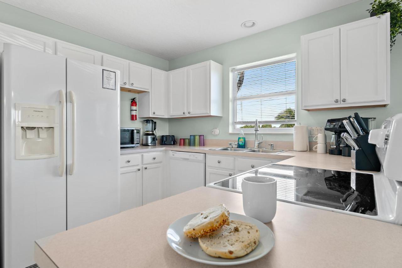 Beachside Serenity Escape - Private 3br And 2ba, Dog Friendly Duplex Oasis, Steps To Shore! Hébergement de vacances